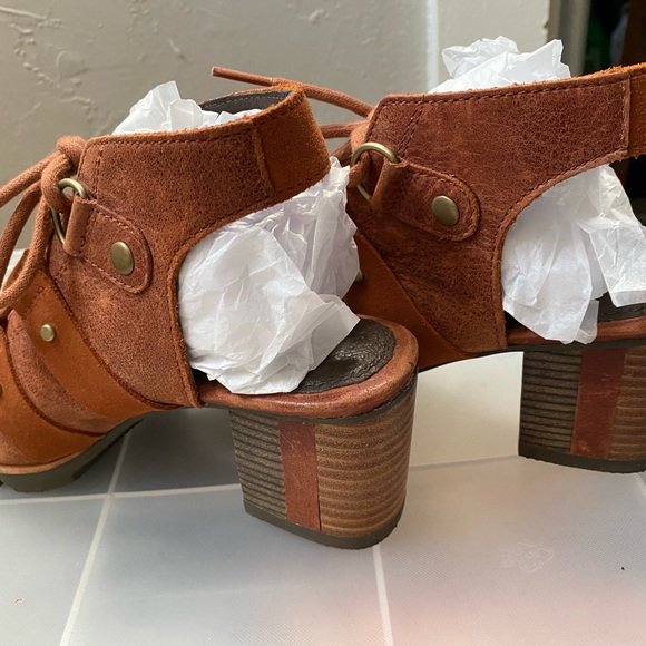 Blowout Sale! Through August! Sorel Addington Lace Up Block Heel Sandal Size 6 - Picture 2 of 5